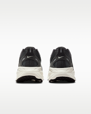 Nike Vomero 18 Men's Road Running Shoes (Wide). Nike JP